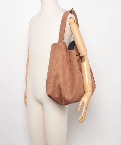 AUREN(オーレン)の「【ユニセックス】ソフトスエードスラウチバッグ(ショルダーバッグ・メンズ・ブラック/ベージュ/ブラウン・FREE)」の19枚目の写真