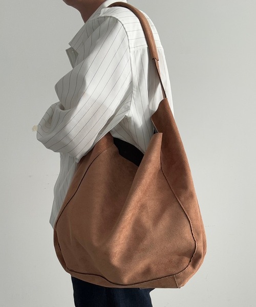 AUREN(オーレン)の「【ユニセックス】ソフトスエードスラウチバッグ(ショルダーバッグ・メンズ・ブラック/ベージュ/ブラウン・FREE)」の1枚目の写真