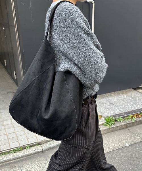 AUREN(オーレン)の「【ユニセックス】ソフトスエードスラウチバッグ(ショルダーバッグ・メンズ・ブラック/ベージュ/ブラウン・FREE)」の2枚目の写真