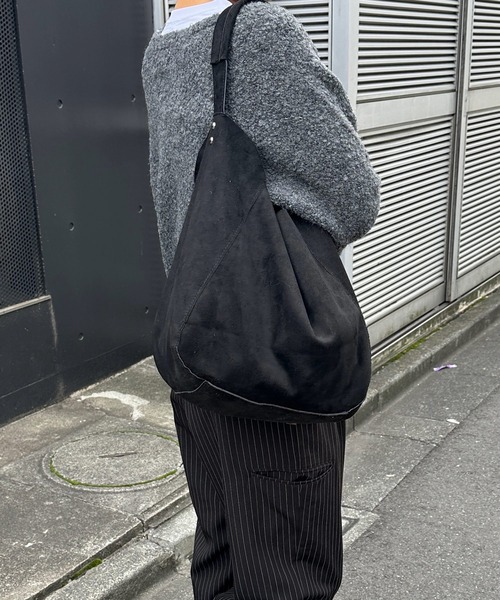 AUREN(オーレン)の「【ユニセックス】ソフトスエードスラウチバッグ(ショルダーバッグ・メンズ・ブラック/ベージュ/ブラウン・FREE)」の6枚目の写真