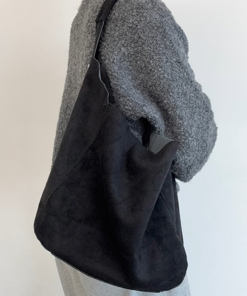 AUREN(オーレン)の「【ユニセックス】ソフトスエードスラウチバッグ(ショルダーバッグ・メンズ・ブラック/ベージュ/ブラウン・FREE)」の4枚目の写真