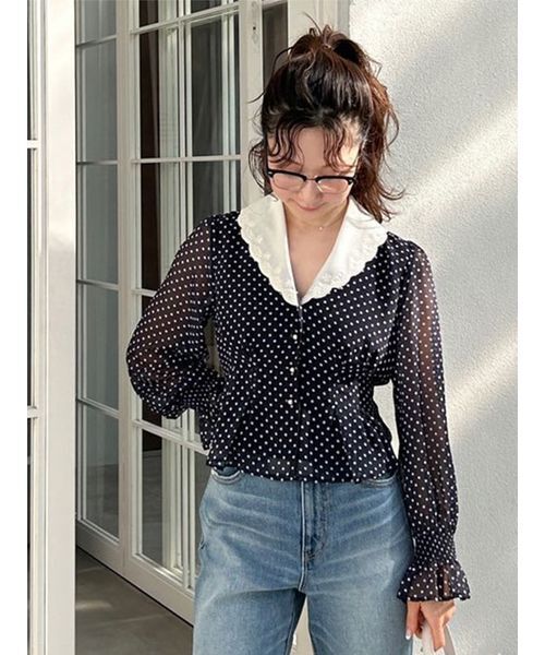 LILY BROWN(リリーブラウン)の「クラシックプリントカラーブラウス(シャツ/ブラウス・レディース・ライトベージュ/サックスブルー/ネイビー・F)」の3枚目の写真