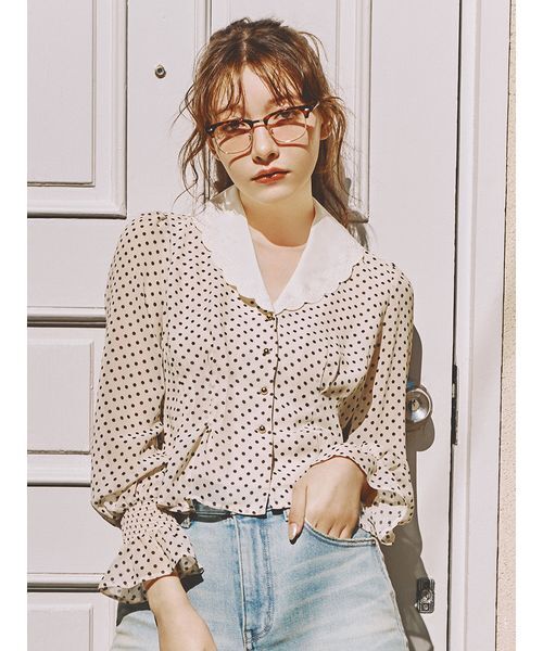 LILY BROWN(リリーブラウン)の「クラシックプリントカラーブラウス(シャツ/ブラウス・レディース・ライトベージュ/サックスブルー/ネイビー・F)」の2枚目の写真