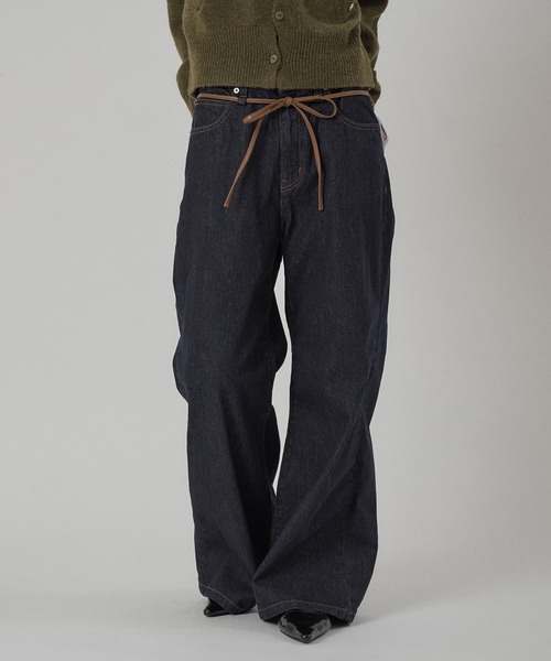 MUHET(ミュエータ)の「belted denim pants / ベルト付きデニムパンツ(デニムパンツ・レディース・インディゴブルー/ライトインディゴブルー・SMALL/MEDIUM/LARGE)」の1枚目の写真