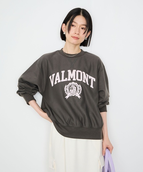 Mac-House(マックハウス)の「Idnes VALMONT カレッジロゴビッグシルエットスウェット(スウェット・レディース・サックスブルー/チャコールグレー/オフホワイト・FREE)」の2枚目の写真
