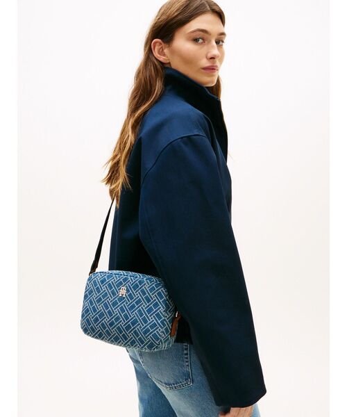 TOMMY HILFIGER(トミーヒルフィガー)の「ポペットフラッグデニムカメラバッグ(ボディバッグ/ウエストポーチ・レディース・レッド・FREE)」の7枚目の写真
