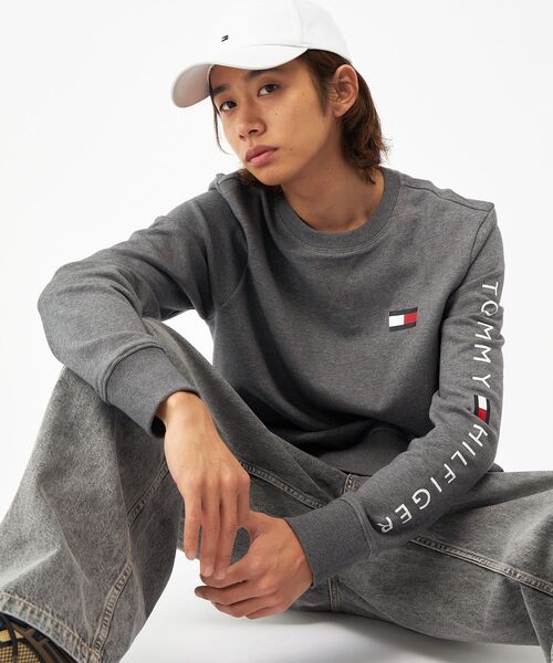 TOMMY HILFIGER(トミーヒルフィガー)の「フレンチテリー ロゴ ロングスリーブスウェット ユニセックス オンライン限定(スウェット・メンズ・チャコールグレー/マルチ/ホワイト・X-LARGE/MEDIUM/SMALL/LARGE)」の3枚目の写真