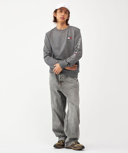 TOMMY HILFIGER(トミーヒルフィガー)の「フレンチテリー ロゴ ロングスリーブスウェット ユニセックス オンライン限定(スウェット・メンズ・チャコールグレー/マルチ/ホワイト・X-LARGE/MEDIUM/SMALL/LARGE)」の16枚目の写真