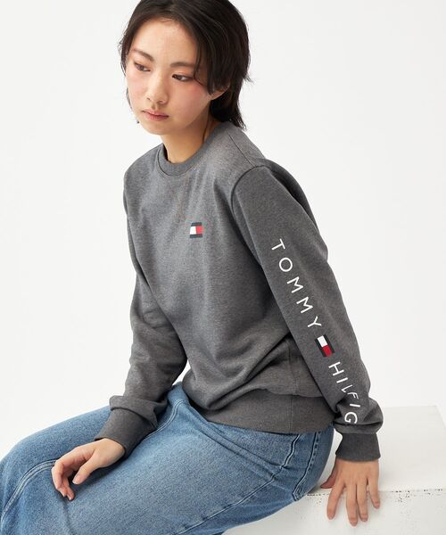 TOMMY HILFIGER(トミーヒルフィガー)の「フレンチテリー ロゴ ロングスリーブスウェット ユニセックス オンライン限定(スウェット・メンズ・チャコールグレー/マルチ/ホワイト・X-LARGE/MEDIUM/SMALL/LARGE)」の18枚目の写真