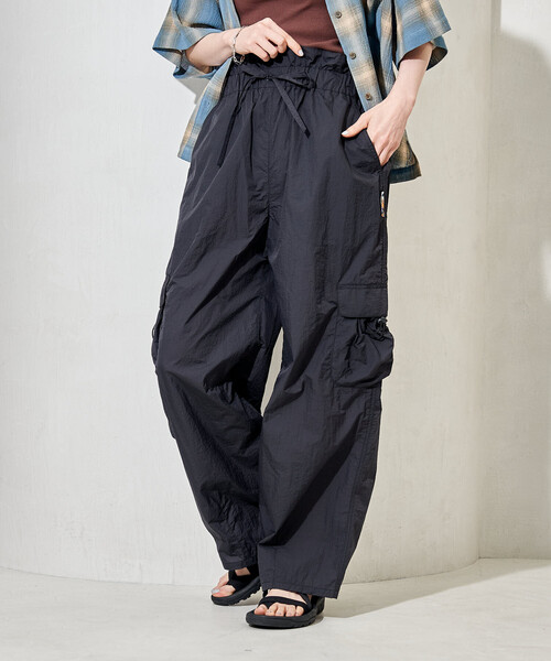FREAK'S STORE（フリークスストア）の「Super Light Nylon ウエストギャザーパンツ＜セットアップ対応＞（カーゴパンツ・レディース・ブラウン/ナチュラル/ブラック・SMALL/MEDIUM）」の2枚目の写真