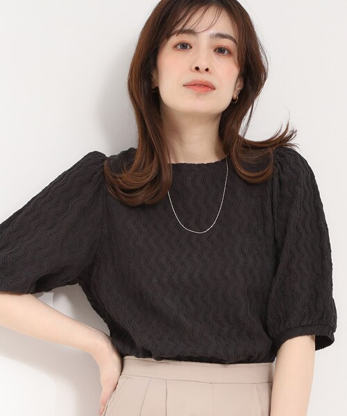 SHOO・LA・RUE(シューラルー)の「【洗濯機可/S-LL】パフスリーブが女性らしい ウェーブ柄 ジャカードトップス(Tシャツ/カットソー・レディース・サックスブルー/オフホワイト/ブラック・04/01/03/02)」の2枚目の写真