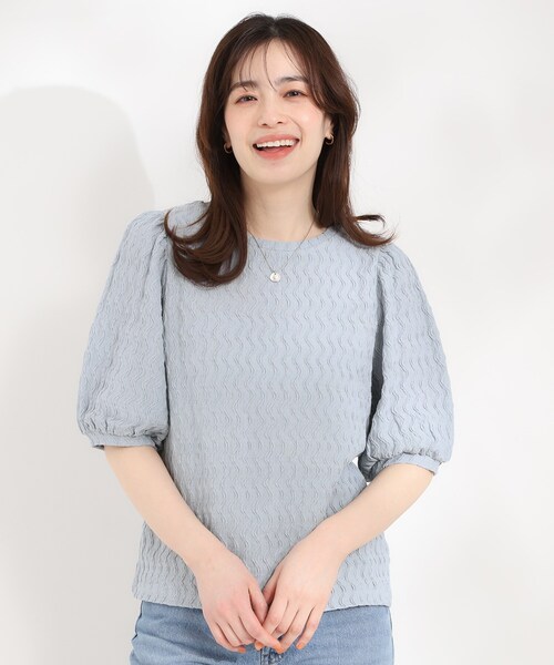 SHOO・LA・RUE(シューラルー)の「【洗濯機可/S-LL】パフスリーブが女性らしい ウェーブ柄 ジャカードトップス(Tシャツ/カットソー・レディース・サックスブルー/オフホワイト/ブラック・04/01/03/02)」の4枚目の写真