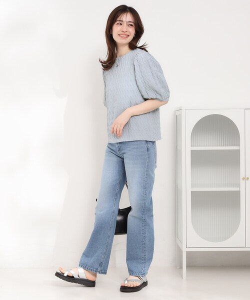 SHOO・LA・RUE(シューラルー)の「【洗濯機可/S-LL】パフスリーブが女性らしい ウェーブ柄 ジャカードトップス(Tシャツ/カットソー・レディース・サックスブルー/オフホワイト/ブラック・04/01/03/02)」の6枚目の写真