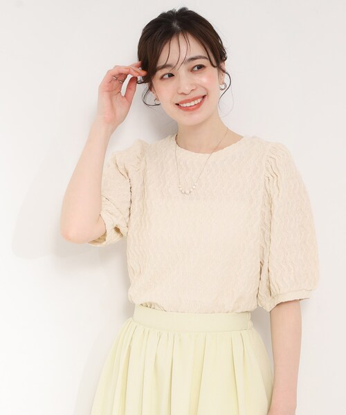 SHOO・LA・RUE(シューラルー)の「【洗濯機可/S-LL】パフスリーブが女性らしい ウェーブ柄 ジャカードトップス(Tシャツ/カットソー・レディース・サックスブルー/オフホワイト/ブラック・04/01/03/02)」の8枚目の写真