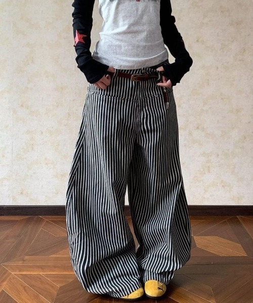 Sibra(シブラ)の「ストライプ柄ワイドパンツ(デニムパンツ・レディース・ブラック・L/M/S)」の15枚目の写真