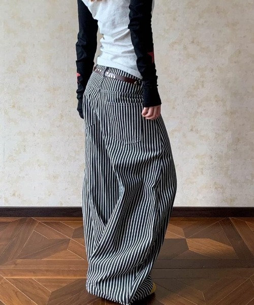 Sibra(シブラ)の「ストライプ柄ワイドパンツ(デニムパンツ・レディース・ブラック・L/M/S)」の16枚目の写真