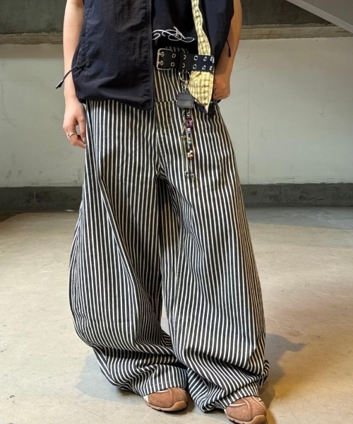 Sibra(シブラ)の「ストライプ柄ワイドパンツ(デニムパンツ・レディース・ブラック・L/M/S)」の6枚目の写真