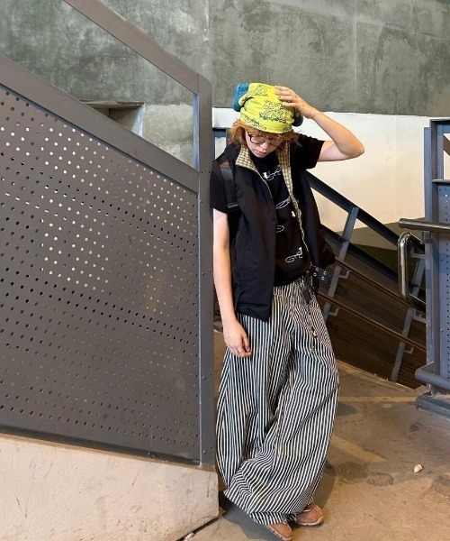 Sibra(シブラ)の「ストライプ柄ワイドパンツ(デニムパンツ・レディース・ブラック・L/M/S)」の7枚目の写真