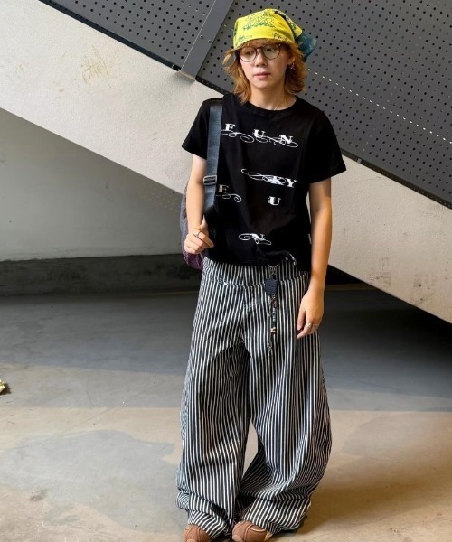 Sibra(シブラ)の「ストライプ柄ワイドパンツ(デニムパンツ・レディース・ブラック・L/M/S)」の9枚目の写真