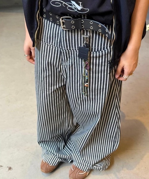 Sibra(シブラ)の「ストライプ柄ワイドパンツ(デニムパンツ・レディース・ブラック・L/M/S)」の5枚目の写真