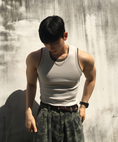 SENTAIR(センテア)の「リブスリーブレス_6カラー(Tシャツ/カットソー・メンズ・ブラック/カーキ/チャコール/ホワイト/ライトグレー/ベージュ・FREE)」の10枚目の写真