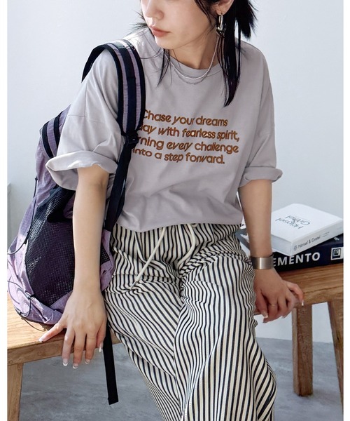 reca（レカ）の「配色フロッキーロゴプリントBIGTシャツ（Tシャツ/カットソー・レディース・オフホワイト/チャコールグレー/オートミール/ブルー系その他・FREE）」の4枚目の写真