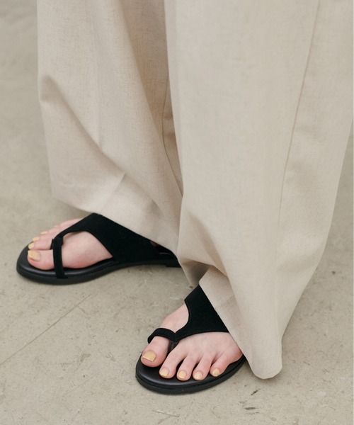 LARUTA(ラルータ)の「【LARUTA】フラットスエードサンダル(サンダル・レディース・ベージュ/ブラック・LARGE/MEDIUM)」の1枚目の写真
