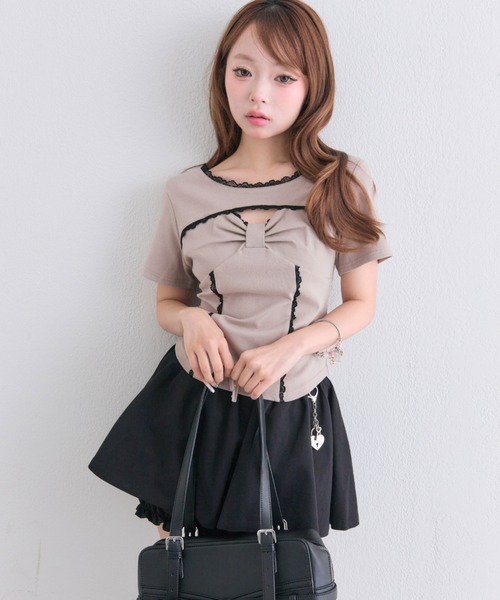 OLIVE des OLIVE（オリーブデオリーブ）の「デコルテ開きリボントップス（Tシャツ/カットソー・レディース・ベージュ/ブラック/オフホワイト・FREE）」の4枚目の写真
