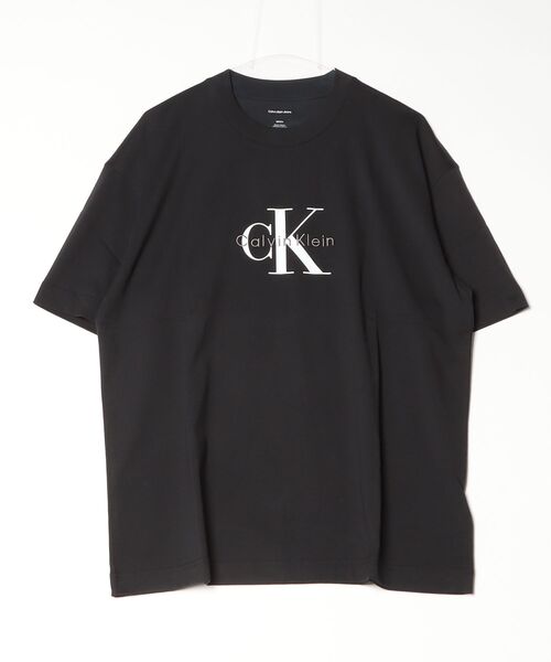 Calvin Klein(カルバン・クライン)の「Calvin Klein(カルバンクライン) A - MONOLOGO OVERSIZED TEE / モノロゴ オーバーサイズ Tシャツ(ユニセックス)(Tシャツ/カットソー・メンズ・ブラック/ホワイト・S/L/M)」の2枚目の写真