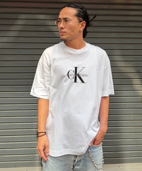 Calvin Klein(カルバン・クライン)の「Calvin Klein(カルバンクライン) A - MONOLOGO OVERSIZED TEE / モノロゴ オーバーサイズ Tシャツ(ユニセックス)(Tシャツ/カットソー・メンズ・ブラック/ホワイト・S/L/M)」の1枚目の写真