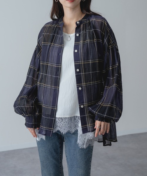 refinedworks(リファインドワークス)の「【refinedworks】袖まくりもサマになる! シアー チェック柄 バンドカラー ブラウス(シャツ/ブラウス・レディース・グレー/イエロー/ネイビー・FREE)」の2枚目の写真