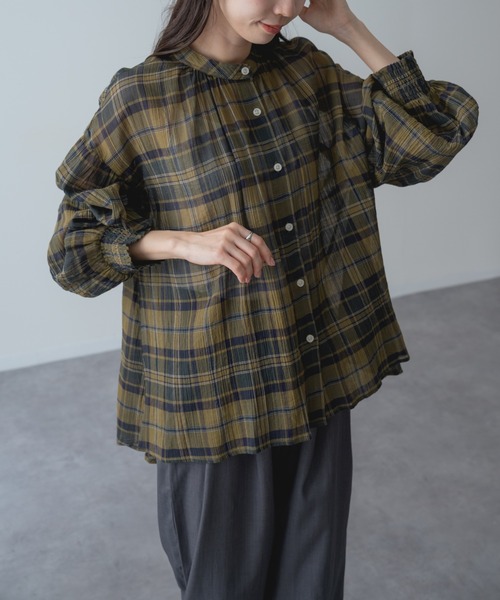 refinedworks(リファインドワークス)の「【refinedworks】袖まくりもサマになる! シアー チェック柄 バンドカラー ブラウス(シャツ/ブラウス・レディース・グレー/イエロー/ネイビー・FREE)」の3枚目の写真
