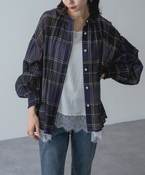 refinedworks(リファインドワークス)の「【refinedworks】袖まくりもサマになる! シアー チェック柄 バンドカラー ブラウス(シャツ/ブラウス・レディース・グレー/イエロー/ネイビー・FREE)」の4枚目の写真