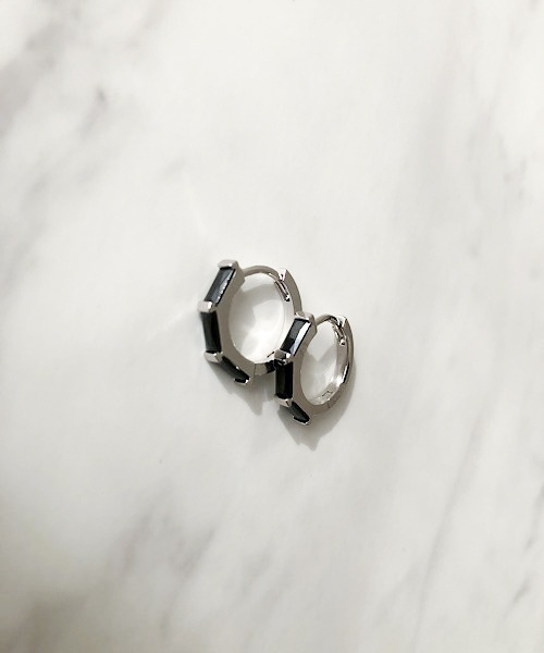 TIMELESS&THREE(タイムレスアンドスリー)の「バゲットカットビジューフープピアス(ピアス(両耳用)・レディース・ブラック/パープル/グリーン系/グリーン/パープル系/ピンク/ブルー/ブルー系/ネイビー系/ネイビー/ブラック系/ピンク系・FREE)」の3枚目の写真