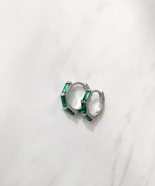 TIMELESS&THREE(タイムレスアンドスリー)の「バゲットカットビジューフープピアス(ピアス(両耳用)・レディース・ブラック/パープル/グリーン系/グリーン/パープル系/ピンク/ブルー/ブルー系/ネイビー系/ネイビー/ブラック系/ピンク系・FREE)」の4枚目の写真
