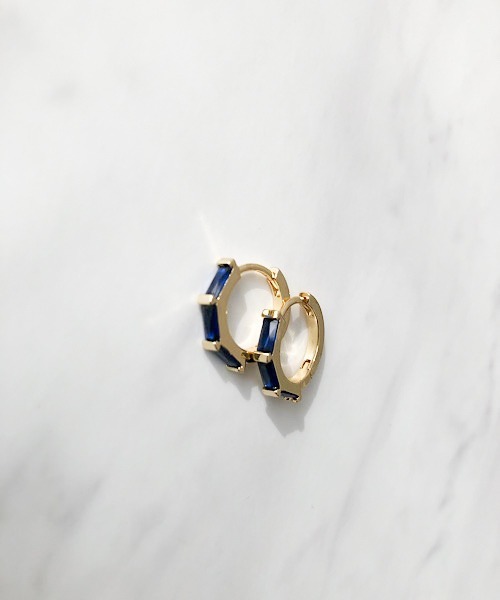 TIMELESS&THREE(タイムレスアンドスリー)の「バゲットカットビジューフープピアス(ピアス(両耳用)・レディース・ブラック/パープル/グリーン系/グリーン/パープル系/ピンク/ブルー/ブルー系/ネイビー系/ネイビー/ブラック系/ピンク系・FREE)」の5枚目の写真