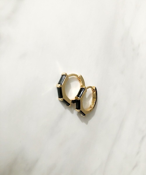 TIMELESS&THREE(タイムレスアンドスリー)の「バゲットカットビジューフープピアス(ピアス(両耳用)・レディース・ブラック/パープル/グリーン系/グリーン/パープル系/ピンク/ブルー/ブルー系/ネイビー系/ネイビー/ブラック系/ピンク系・FREE)」の2枚目の写真
