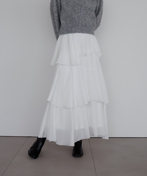 AMUU. PRECIEUSE(アムープレシューズ)の「ティアードフリルヘムスカート(スカート・レディース・オフホワイト/チャコールグレー/ブラック・FREE)」の4枚目の写真