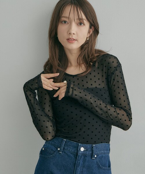 couture brooch(クチュールブローチ)の「フロッキードットチュールトップス(Tシャツ/カットソー・レディース・ブラック系/ダークブラウン系/アイボリー系・38)」の2枚目の写真
