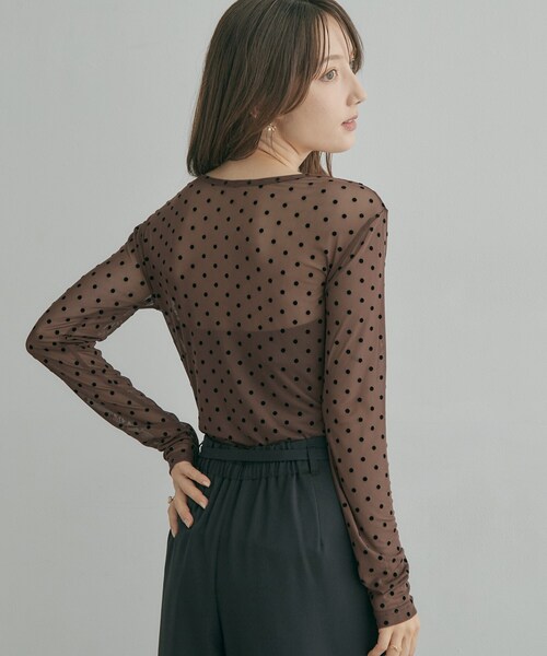 couture brooch(クチュールブローチ)の「フロッキードットチュールトップス(Tシャツ/カットソー・レディース・ブラック系/ダークブラウン系/アイボリー系・38)」の12枚目の写真