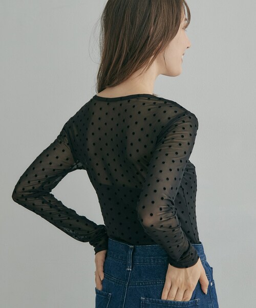 couture brooch(クチュールブローチ)の「フロッキードットチュールトップス(Tシャツ/カットソー・レディース・ブラック系/ダークブラウン系/アイボリー系・38)」の4枚目の写真