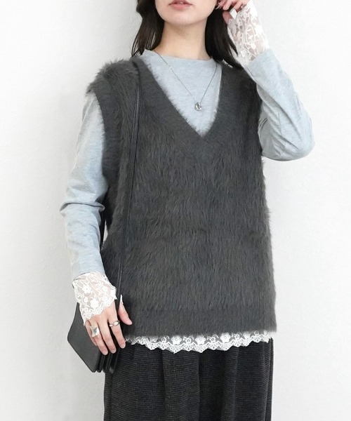 SELECT LEVERY(セレクトリベリー)の「Vネックシャギーベスト(ベスト・レディース・グレイッシュベージュ/チャコール/アイボリー/ライトグレー・FREE)」の3枚目の写真