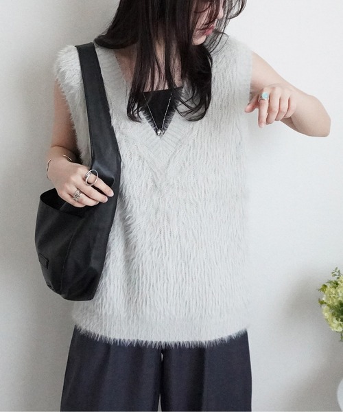 SELECT LEVERY(セレクトリベリー)の「Vネックシャギーベスト(ベスト・レディース・グレイッシュベージュ/チャコール/アイボリー/ライトグレー・FREE)」の12枚目の写真