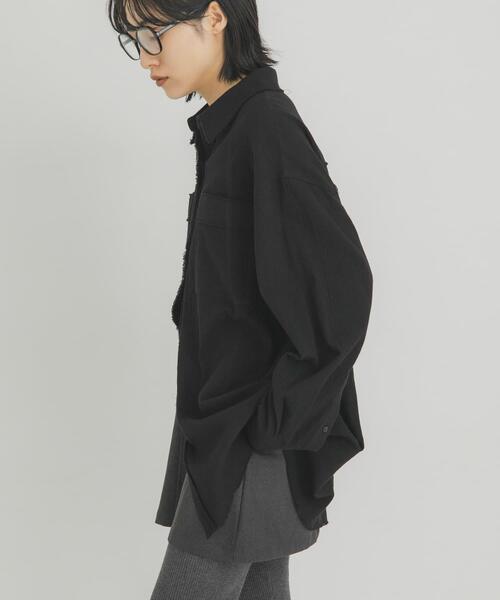KBF（ケイビーエフ）の「カットオフBIGシャツ（シャツ/ブラウス・レディース・ブラック/アイボリー/グレー・ONE）」の18枚目の写真