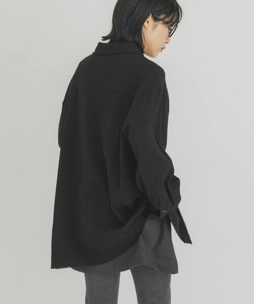 KBF（ケイビーエフ）の「カットオフBIGシャツ（シャツ/ブラウス・レディース・ブラック/アイボリー/グレー・ONE）」の19枚目の写真