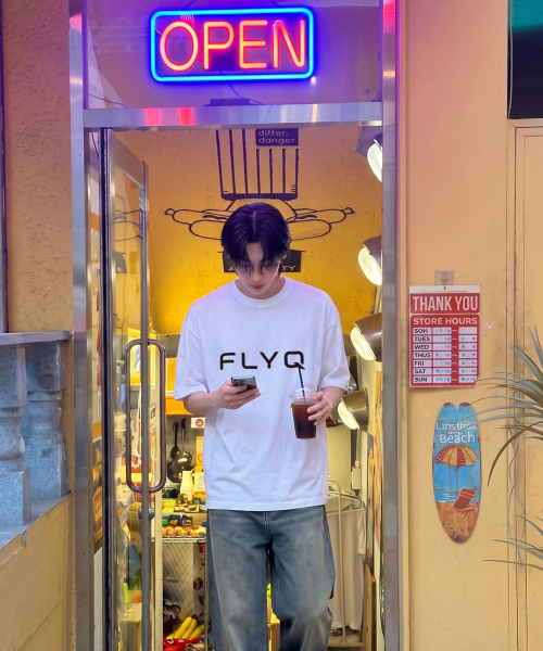 FLYQ（フライク）の「[FLYQ] FLYQ ロゴプリント 半袖Tシャツ/ WIHTE（Tシャツ/カットソー・レディース・その他・LARGE/MEDIUM）」の3枚目の写真