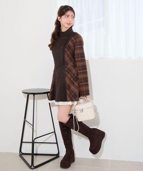 MAJESTIC LEGON(マジェスティックレゴン)の「ダブル釦配色チェックミニワンピ(ワンピース・レディース・グレー系その他/ブラウン系その他2・MEDIUM)」の4枚目の写真
