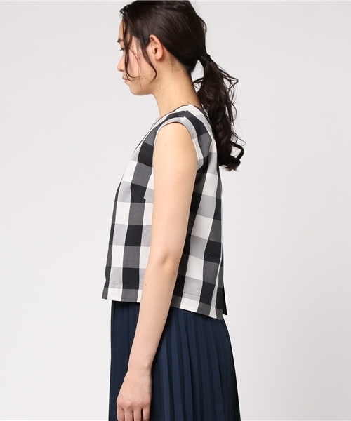 HELIOPOLE（エリオポール）の「ギンガムチェック バックスリット ノースリーブブラウス（シャツ/ブラウス・レディース・ホワイト×ブルー/ホワイト×ブラック・38）」の4枚目の写真