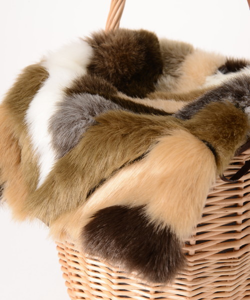 natural couture（ナチュラルクチュール）の「ファー付きカゴBAG（かごバッグ・レディース・マルチ/ブラウン/グレー・FREE）」の5枚目の写真