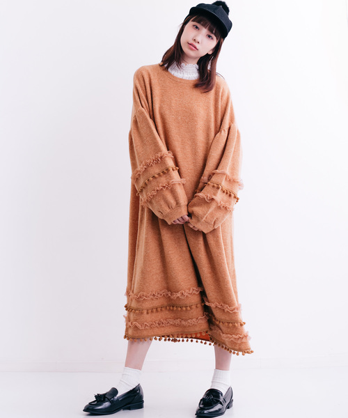 MERLOT(メルロー)の「ポンポンフリンジ×フリルラインワンピース1129(ワンピース・レディース・ブラック/オレンジ/アイボリー・FREE)」の1枚目の写真